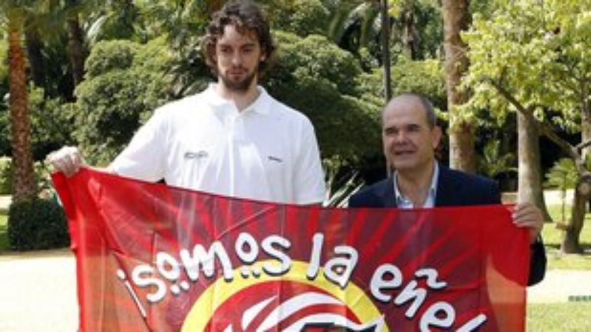 SEV24 SEVILLA. 01/09/07.- El presidente de la Junta de Andalucía, Manuel Chaves (d), y el pivot de la Selección Española de Baloncesto, Pau Gasol, durante la recepción ofrecida a este equipo, que se encuentra en Sevilla para participar en el Eurobasket'07 que comenzará el próximo lunes 3 de septiembre.- EFE/EDUARDO ABAD